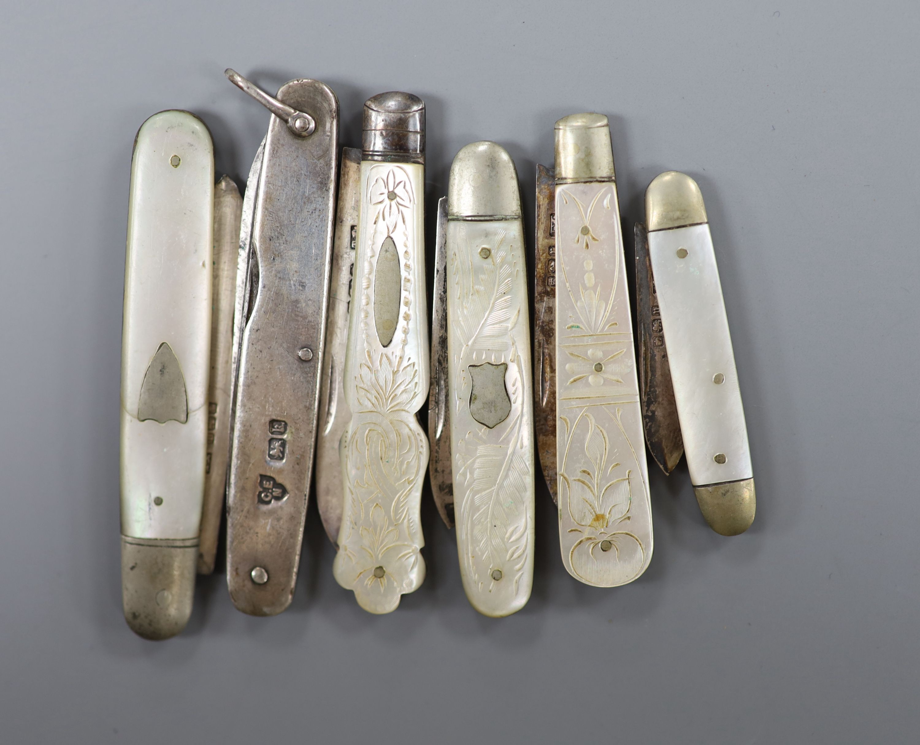 Five assorted early 20th century mother of pearl mounted silver fruit knives and a silver mounted penknife.